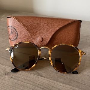 Ray-Ban Round Fleck Sunglasses